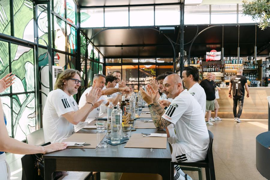Una tavolata a pranzo nella sala della club house